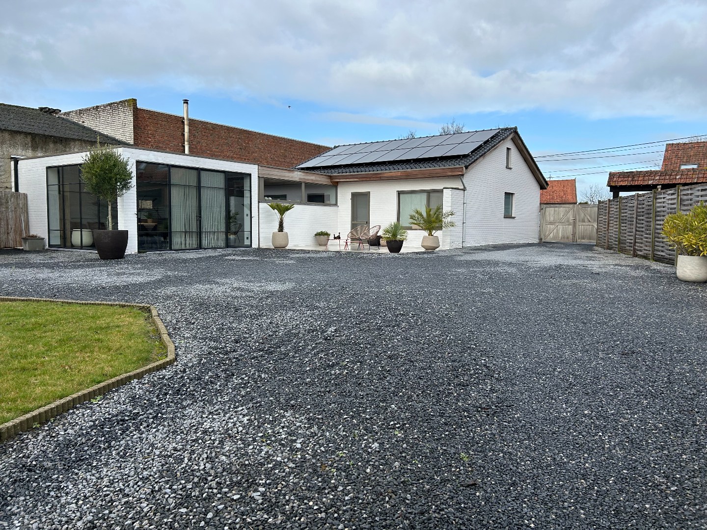 Volledig gerenoveerde woning met winkelruimte, garage en tuin op 1.280m² 