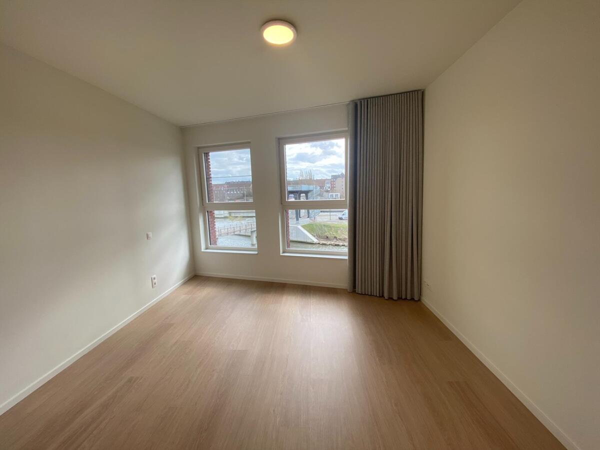 Ruim appartement op de tweede verdieping met prachtig zicht op de Leie 