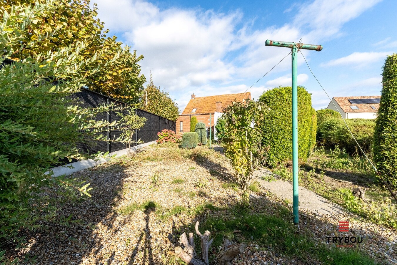 Verrassend ruime woning aan de rand van Houthulst op ruim perceel van 720m². 