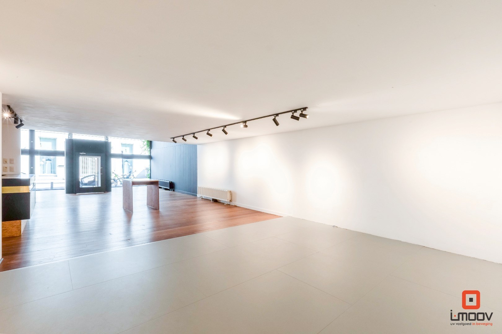 Uitzonderlijk ruim en lichtrijk handelspand met showroom op toplocatie in Gent 