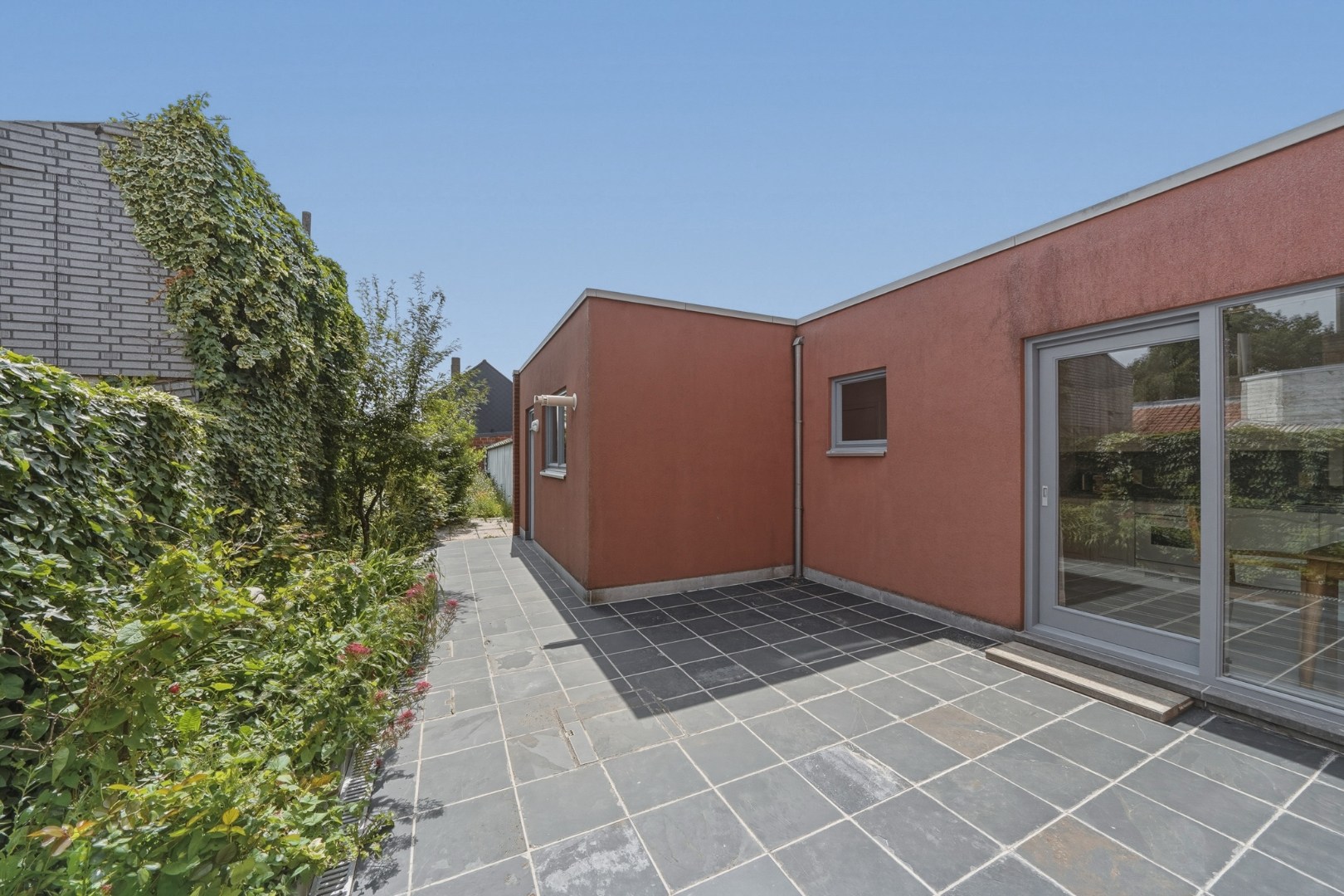 Karaktervolle instapklare hoekwoning met inpandige garage en zonnige stadstuin 