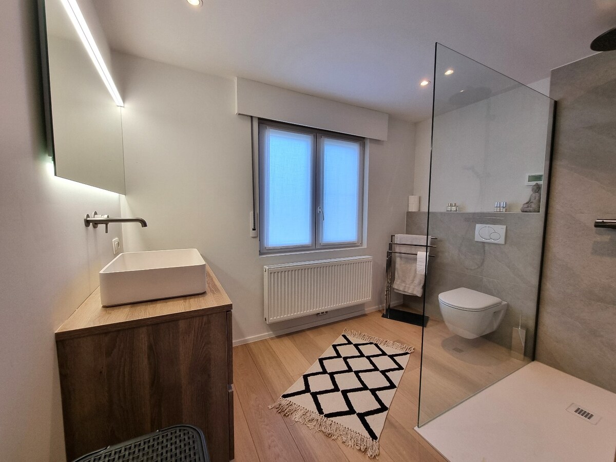 Prachtige, volledig gerenoveerde halfopen bebouwing op groot perceel van 842m² 