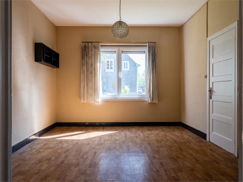 Buitenkans: grote, solide, te renoveren woning in centrum Bassevelde 