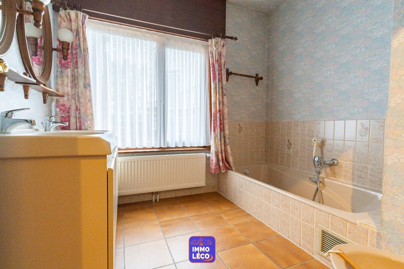 Villa d'architecte érigée sur 712m² avec jardin, double garage, parking privatif, dans un clos prisé ! 