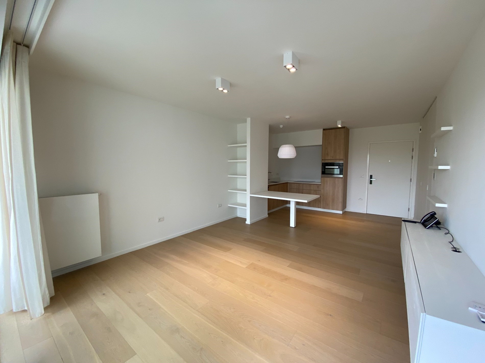 ONGEMEUBELD: SERVICEFLAT: Lichtrijk 1-slaapkamer appartement met een groot terras en mooi open zicht op het cultuurcentrum Scharpoord in de Residentie Cypres. 