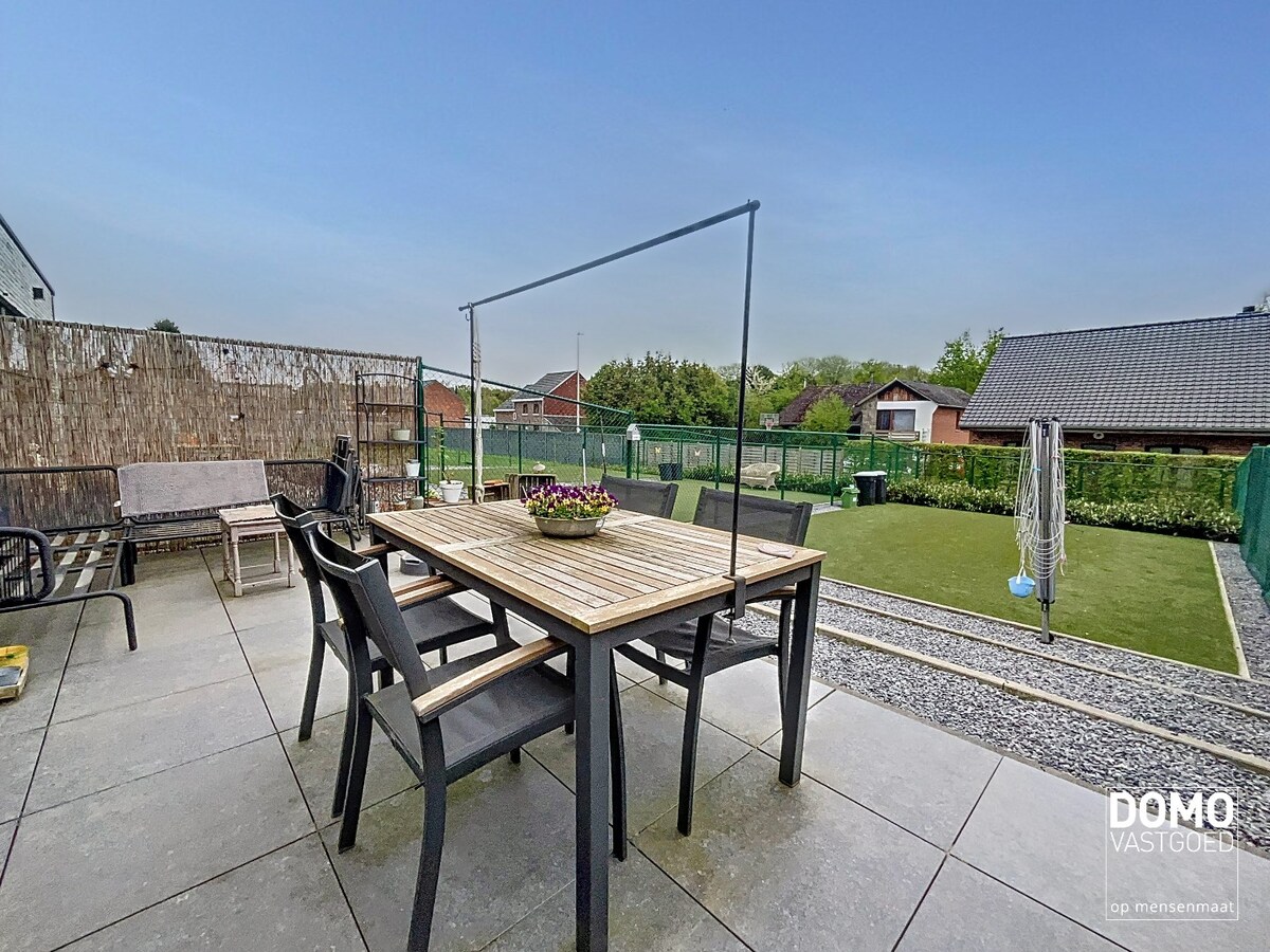 GELIJKVLOERS 1 SLAAPKAMER APPARTEMENT MET TUIN TE KERMT 