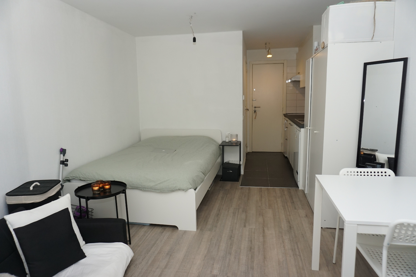 VERNIEUWDE STUDIO MET ZIJDELINGS ZEEZICHT IN CENTRUM OOSTENDE 