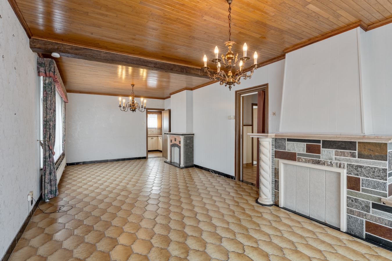 Op te frissen, halfvrijstaande gelijkvloerse woning gelegen in een rustige omgeving op 8a58ca. 