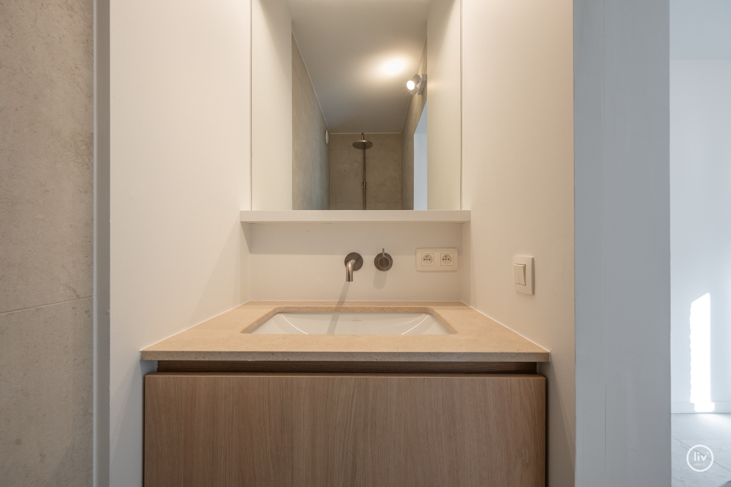 Cet appartement magnifiquement situé bénéficie d'une orientation sud et se trouve dans un environnement verdoyant et calme, directement attenant au parc Yzer. 