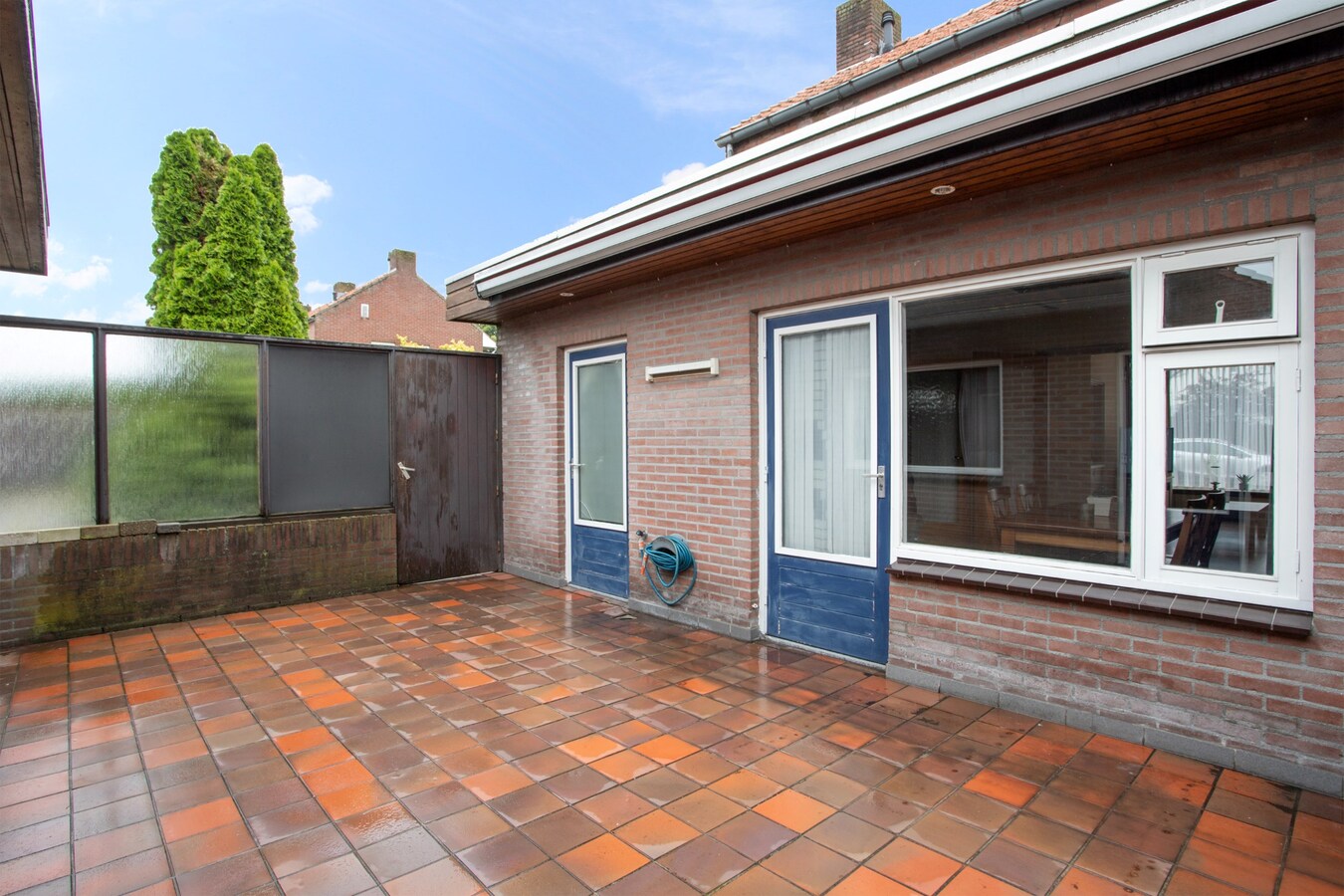 Tweekapper met vrijstaande garage en inrit gelegen op een hoekperceel in Reusel. 