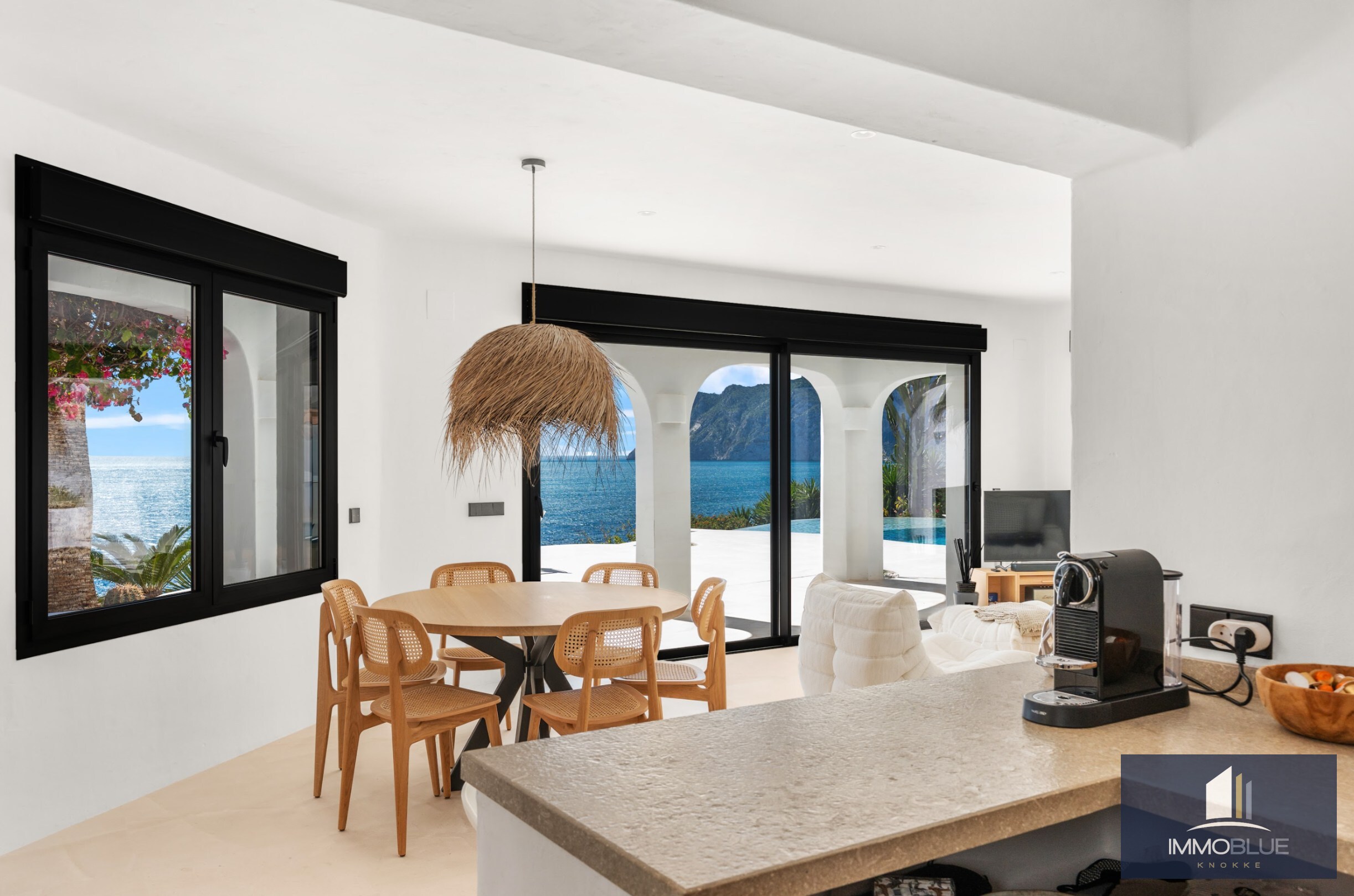 Villa méditerranéenne rénovée avec vue sur mer dans un environnement côtier calme 