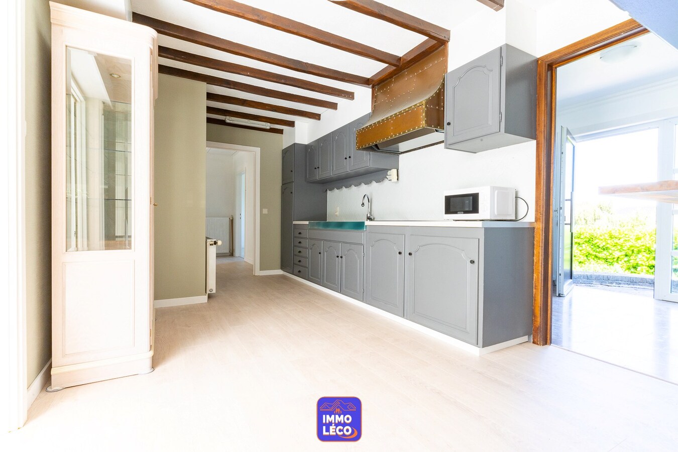 Villa "Plain-pied" érigée sur 1311m², double garage, carport, jardin, TOP SECTEUR !! 