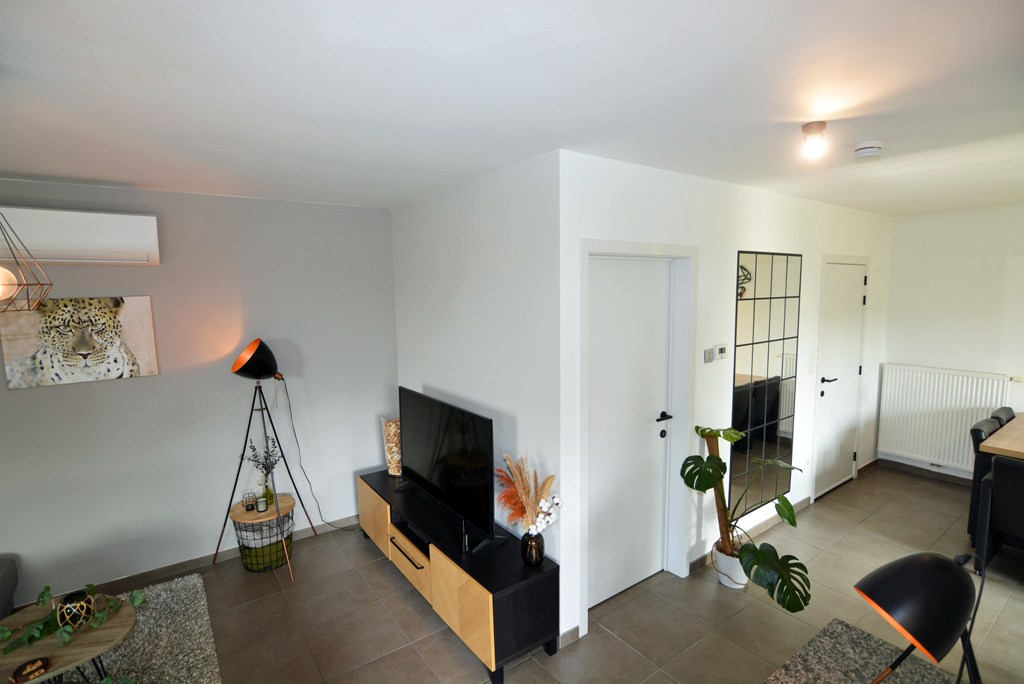 Energiezuinig duplex-appartement met 2 slpk, terras en carport met berging. 