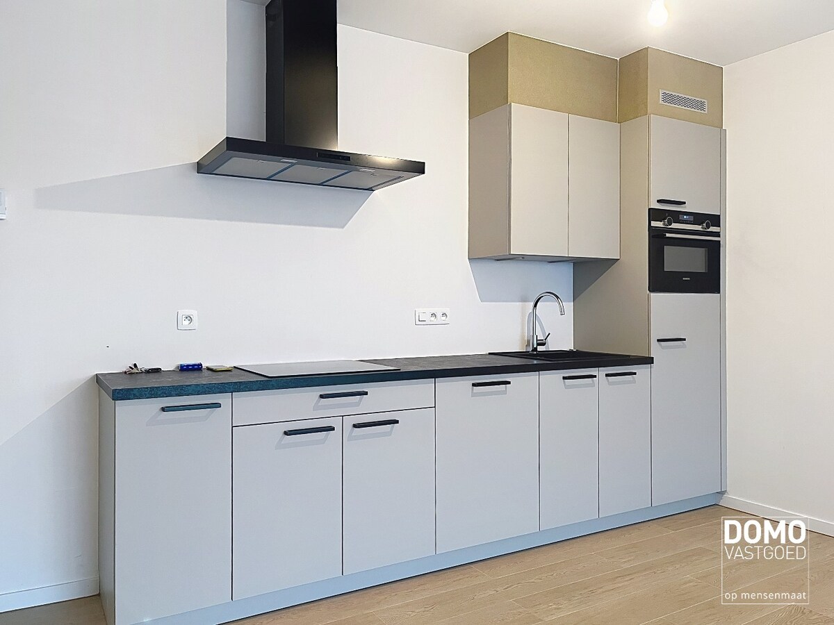 RUIM TWEE SLAAPKAMER APPARTEMENT MET TERRAS, LIFT EN AUTOSTANDPLAATS IN CENTRUM KERMT 