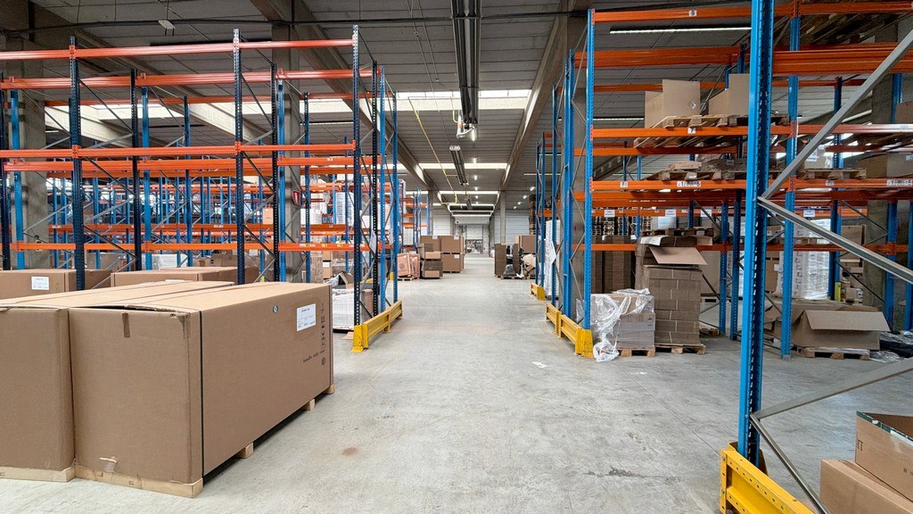 Magazijn met loskades en kantoor te huur vlakbij haven van Antwerpen
