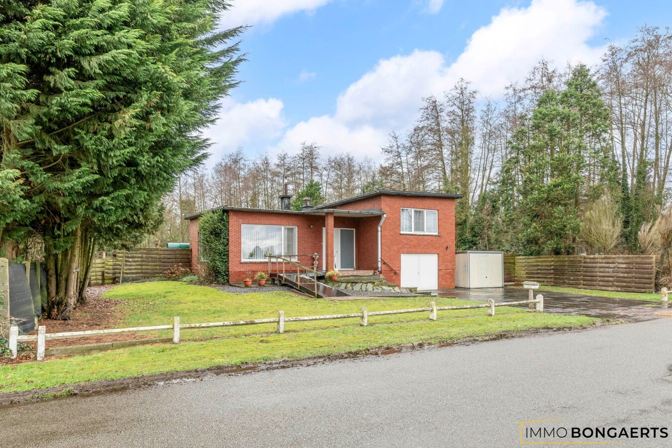 Ruime, te renoveren woning met drie slaapkamers in Zonhoven 