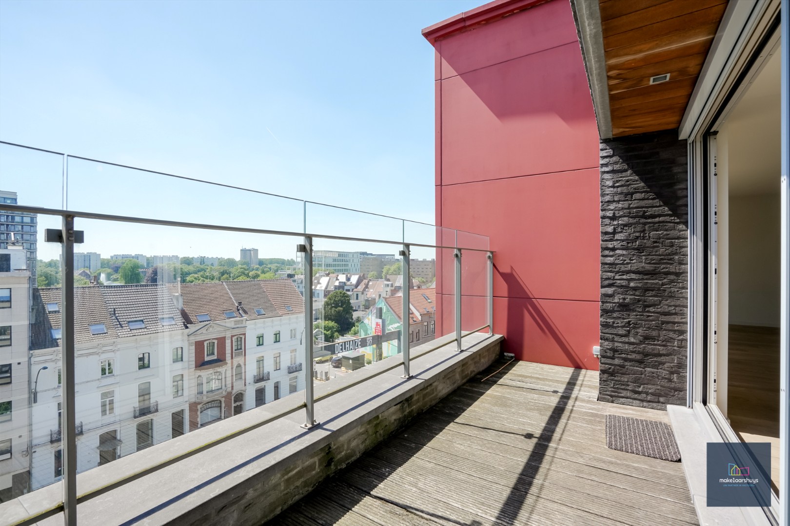 Ruim dakapp. met 2-slp. terras, kelder en garage 