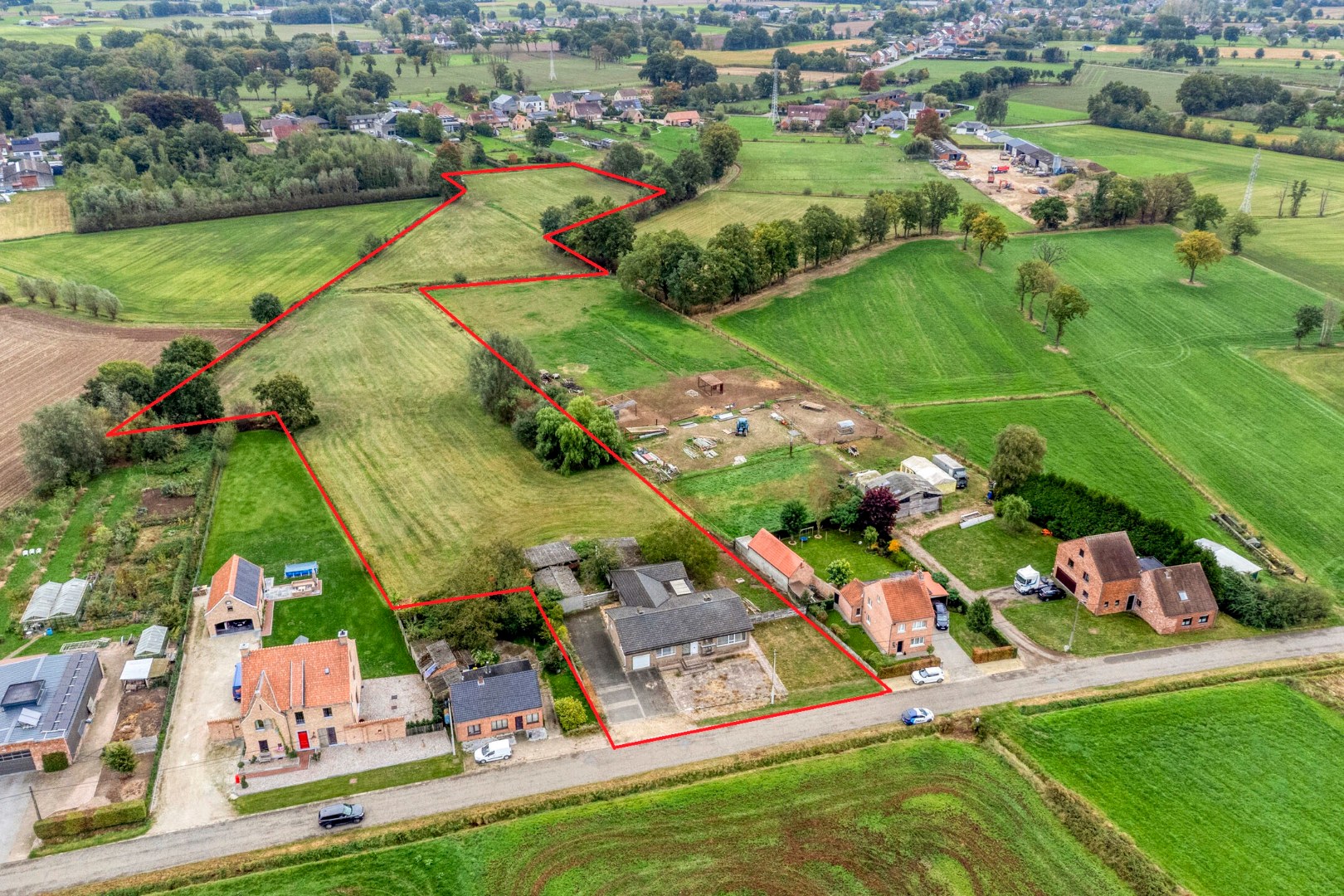 Te renoveren laagbouwwoning in een landelijke omgeving in Geel op een perceel van 16.050m² 