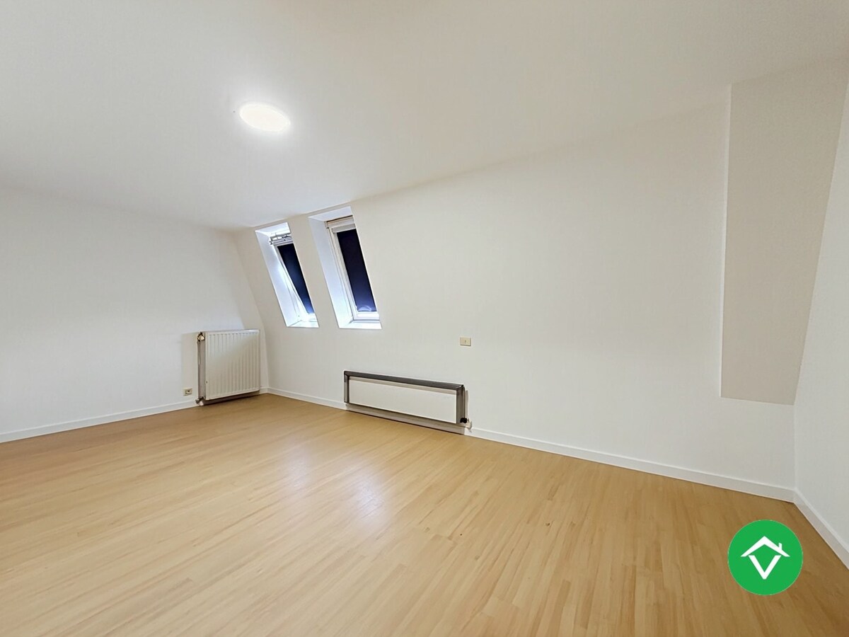 Instapklaar dakappartement met 4 slaapkamers, 2 terrassen en autostaanplaats te Roeselare (160m²) 