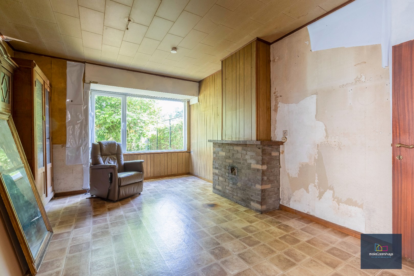 VERKOCHT !!! Residentieel gelegen  te renoveren halfopen bebouwing met tuin 