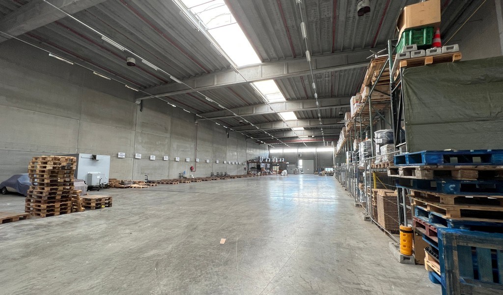 Magazijnen met kantoor te huur in Industriepark-Noord in Sint-Niklaas