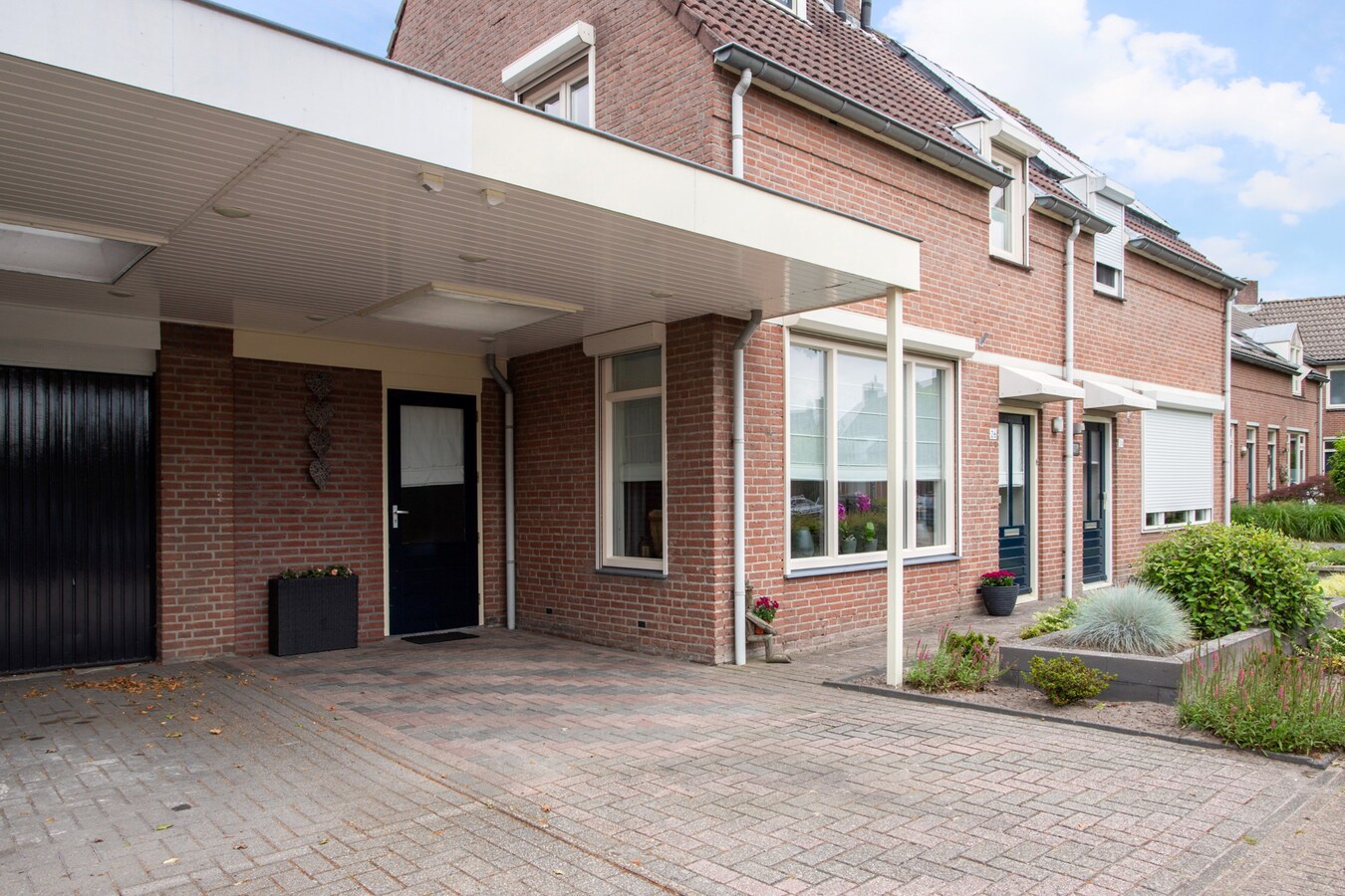 Royale gemoderniseerde gezinswoning met grote woonkamer, open keuken en vijf slaapkamers in hartje Middelbeers 