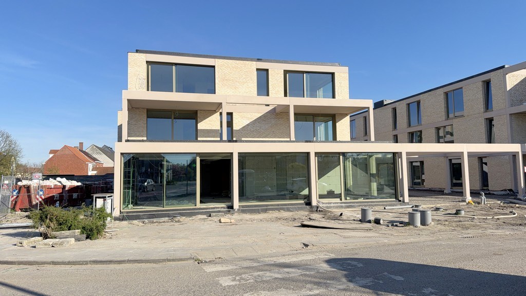 Nieuwbouw commercieel gelijkvloers te koop aan station Eke-Nazareth