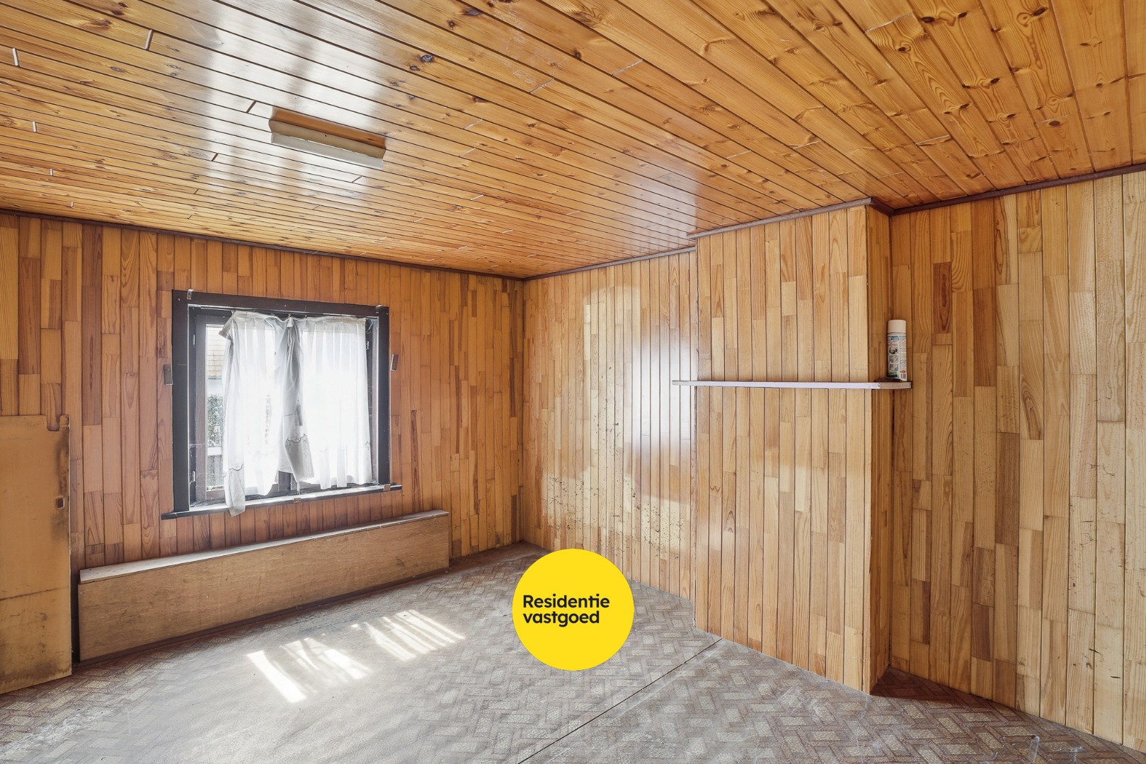 Te renoveren halfopen woning met tuin en oprit/garage 