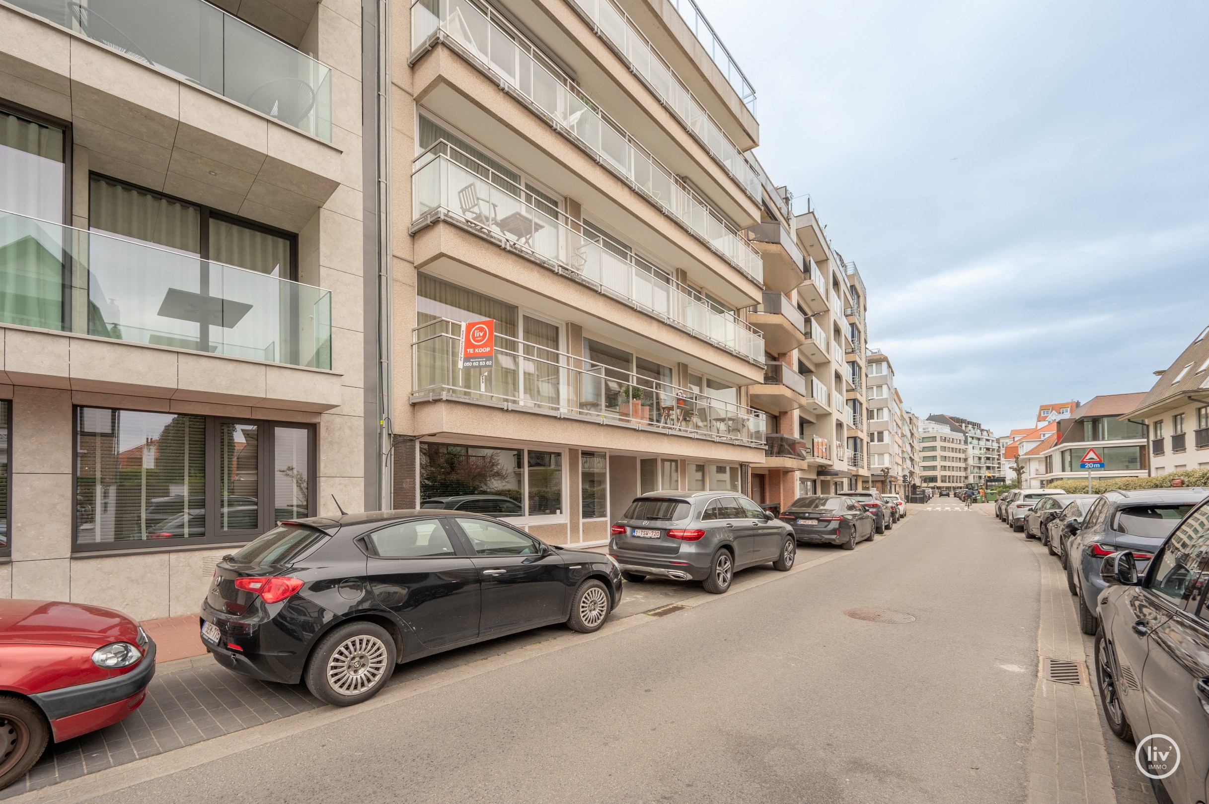 Magnifique appartement rénové de 3 chambres avec vue dégagée situé sur l'avenue Jozef Nellens à Knokke. 