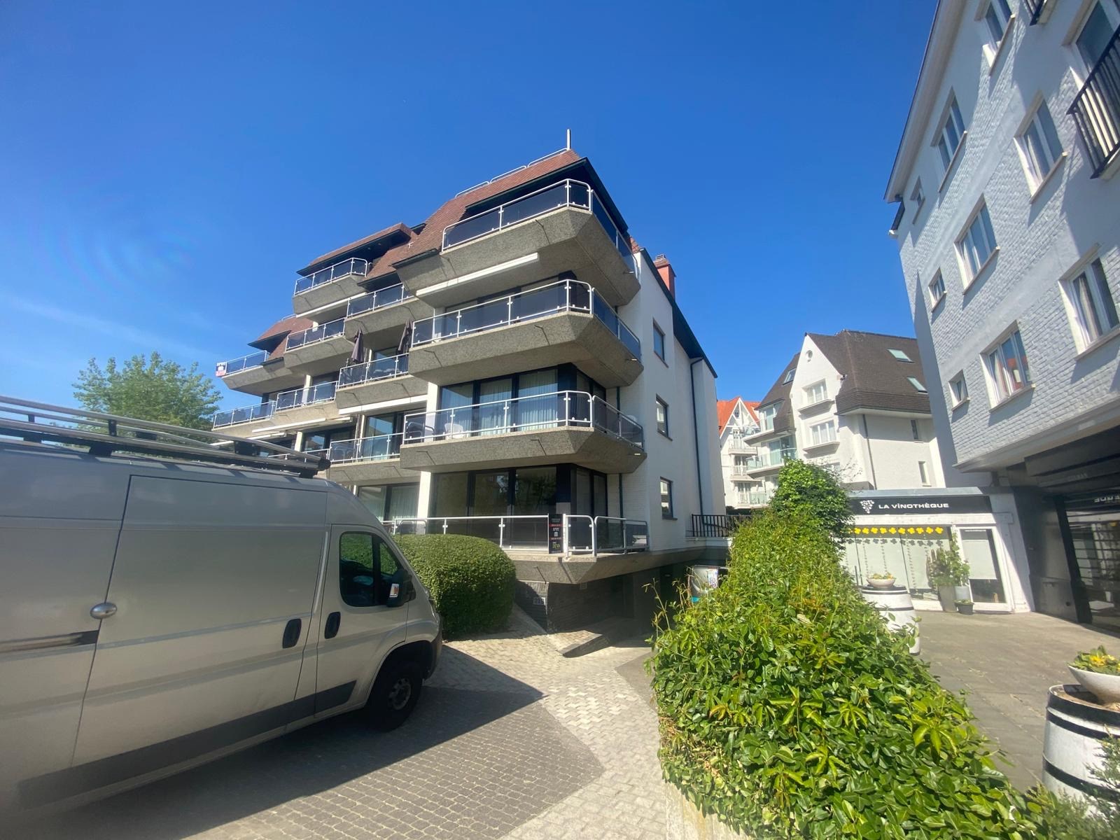 ONGEMEUBELD - Licht en zonnig hoekappartement nabij het Albertplein – met garage en laadpaal 