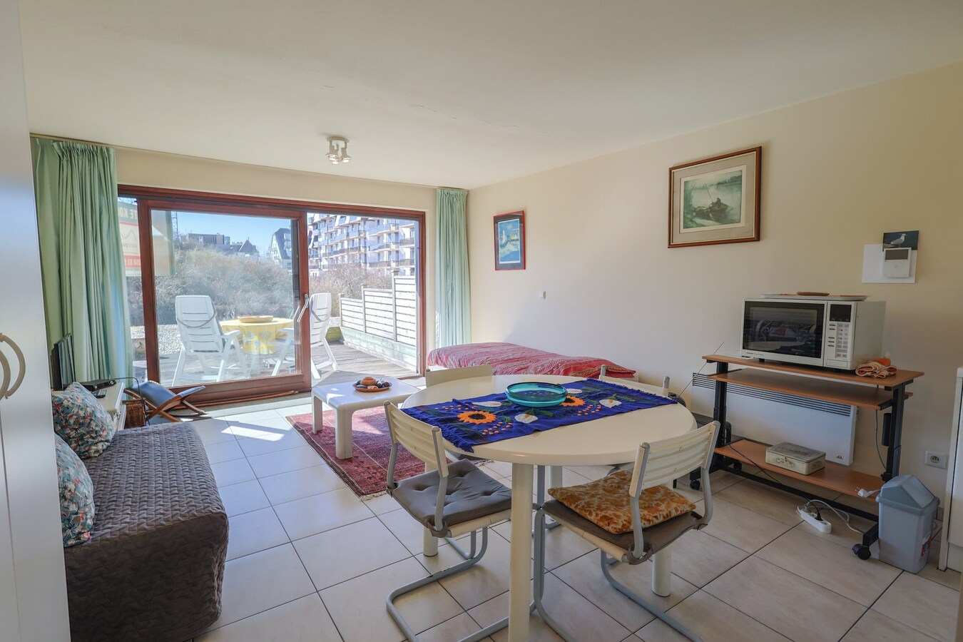 Gelijkvloerse studio met slaaphoek én zonovergoten terras op enkele meters van de zee! 