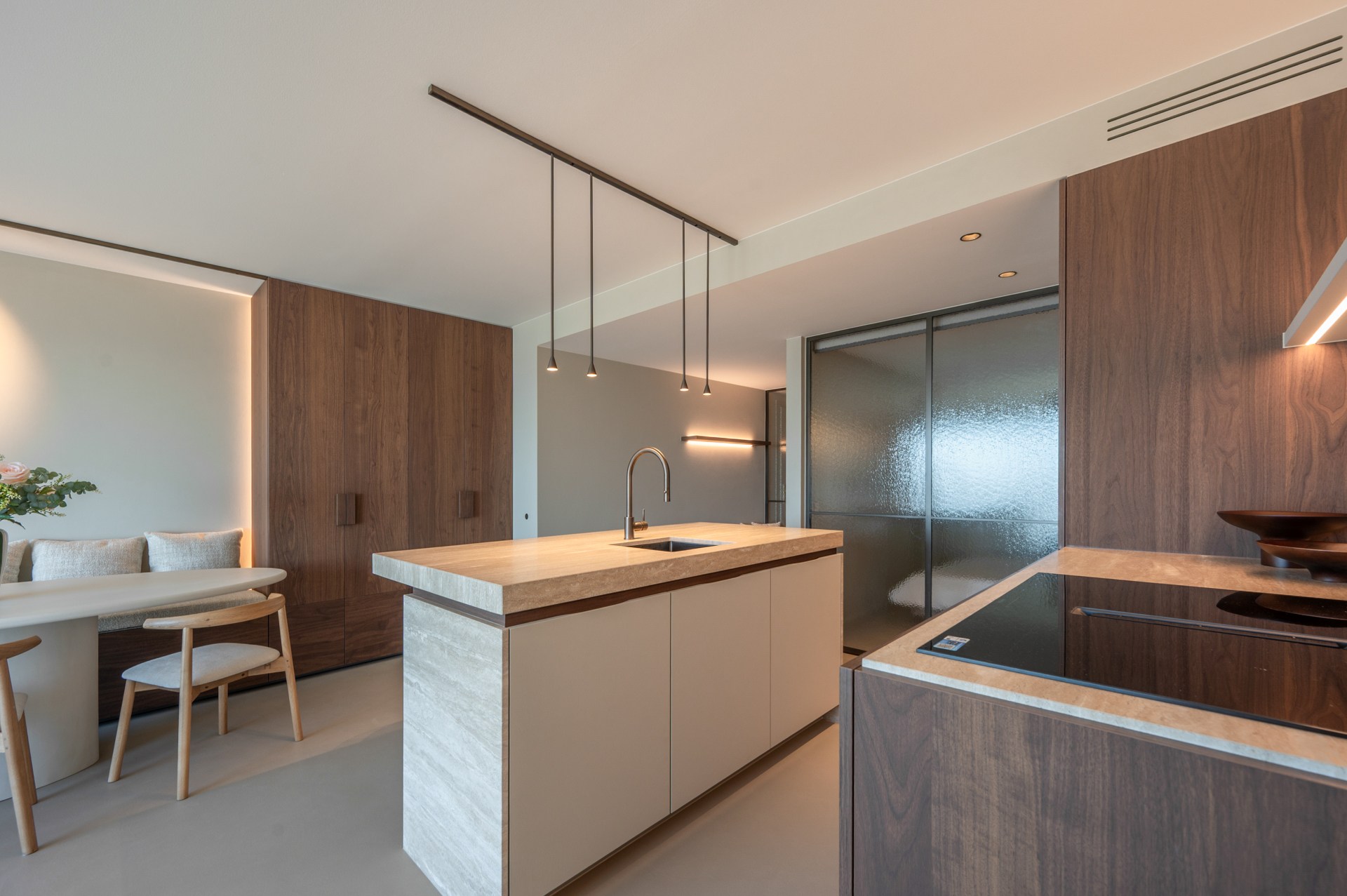 Prachtig gerenoveerd en instapklaar appartement met 3 slaapkamers en frontaal zeezicht, gelegen in een prestigieuze residentie op de zeedijk in het Zoute. 