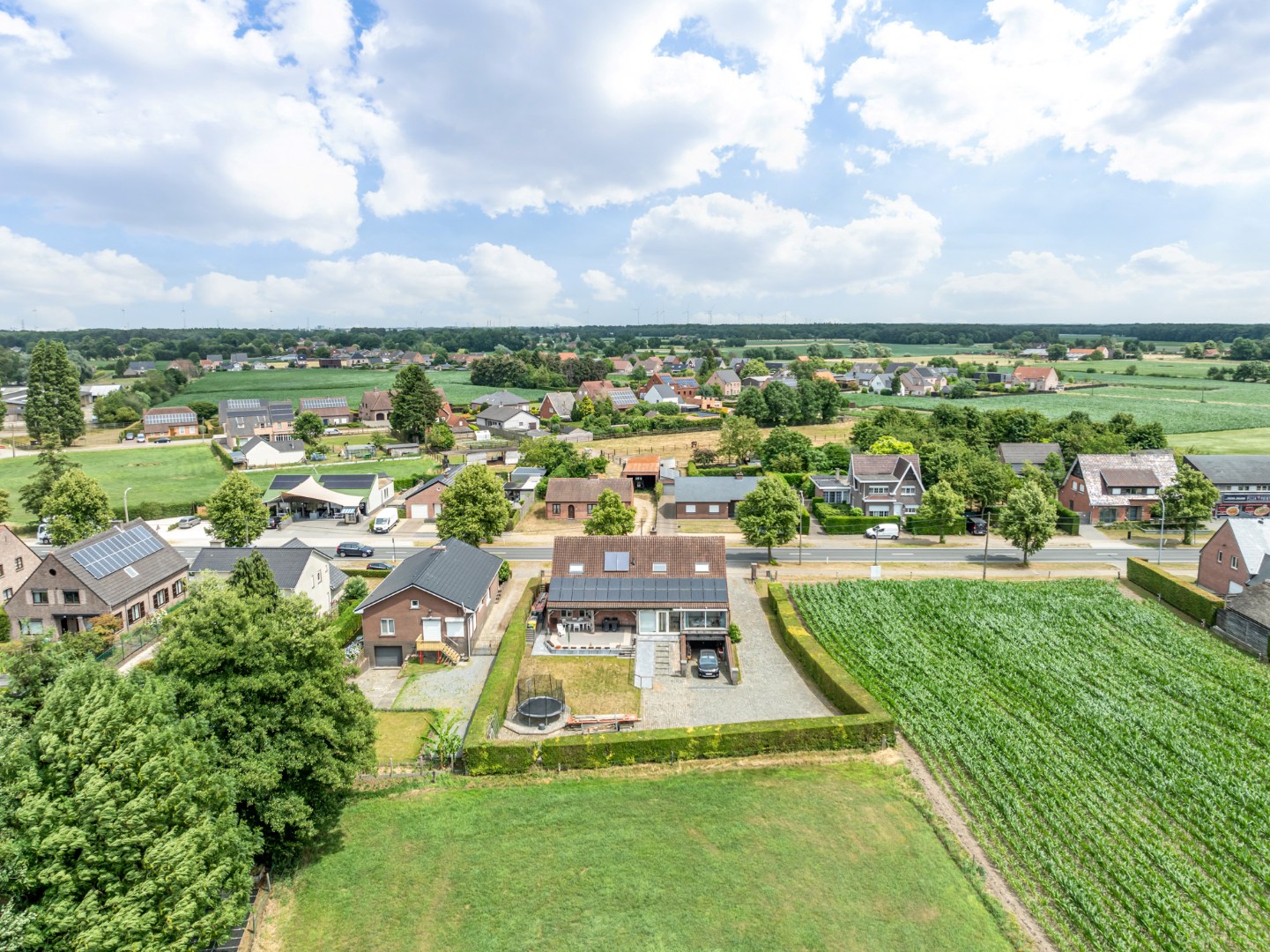 Ruime gezinswoning met 5 slaapkamers en 319 m² bew. opp. te Westerlo! 