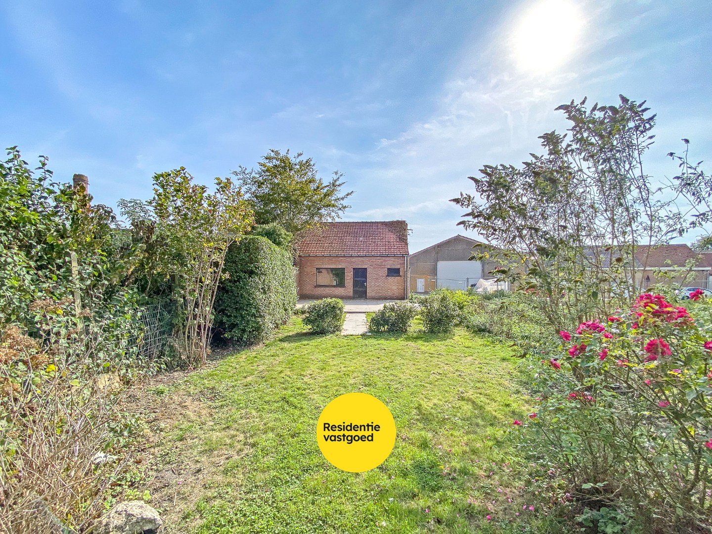 Ruime gezinswoning met 3 slaapkamers, grote tuin en garage. 