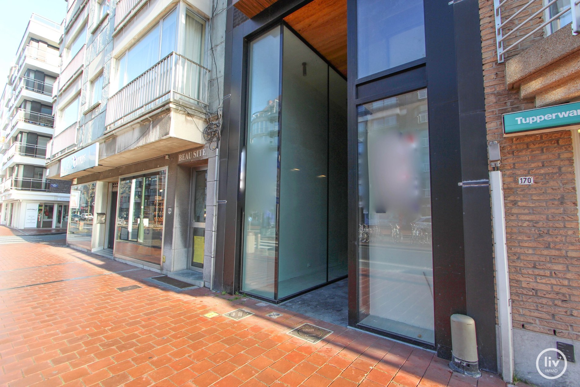 Recent handelspand met mezzanine, gelegen op een commerciële plaats in de Lippenslaan te Knokke. 