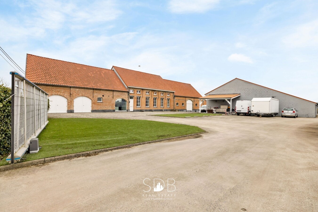 Prachtige villa in hoevestijl met bijgebouwen en akkerlanden/weilanden op 1,45ha 