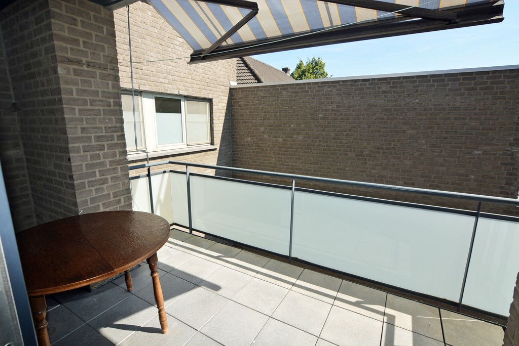 Modern triplex appartement met 3 slpks, terras, kelderberging en autostaanplaats. 