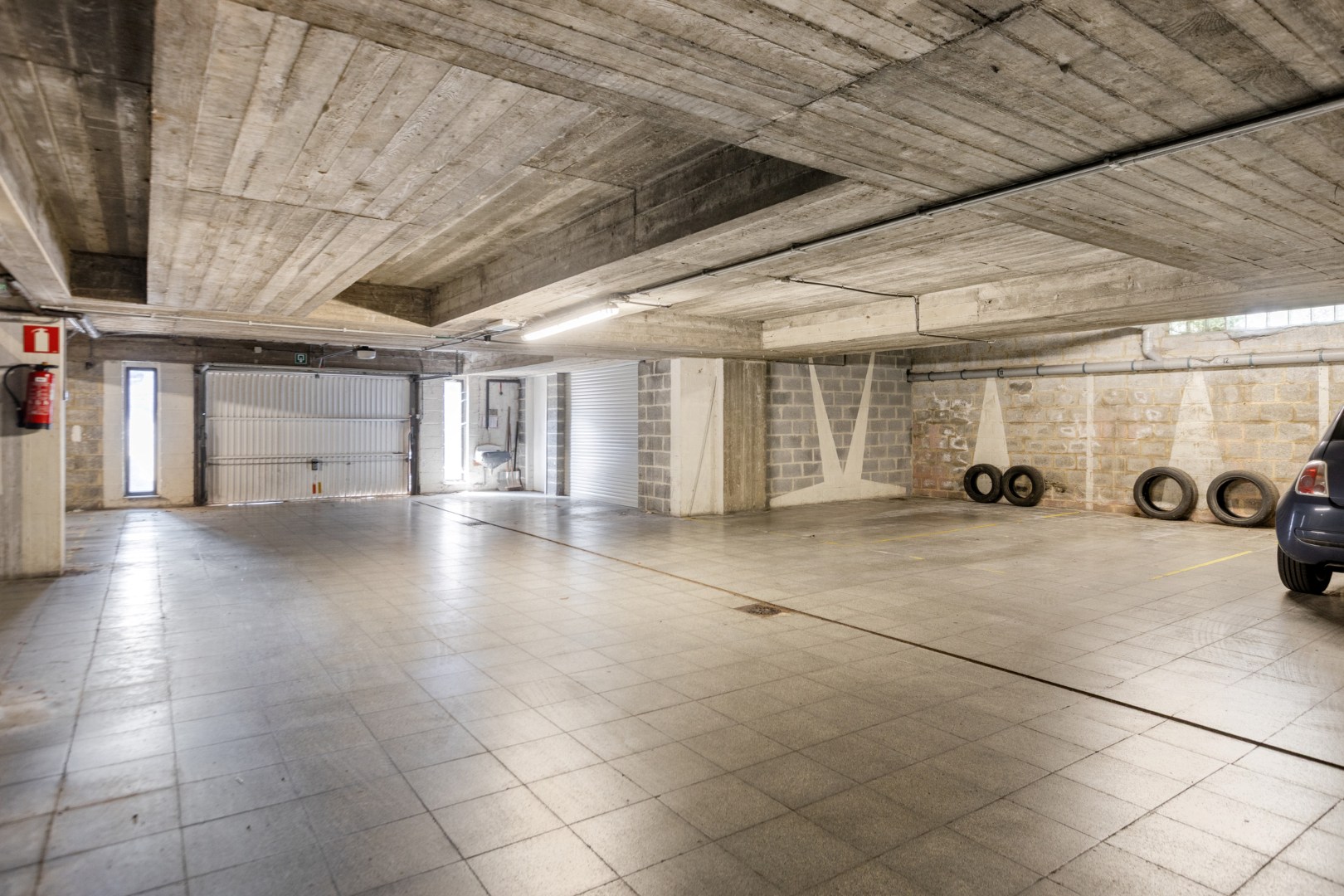 Garage met elektrische poort