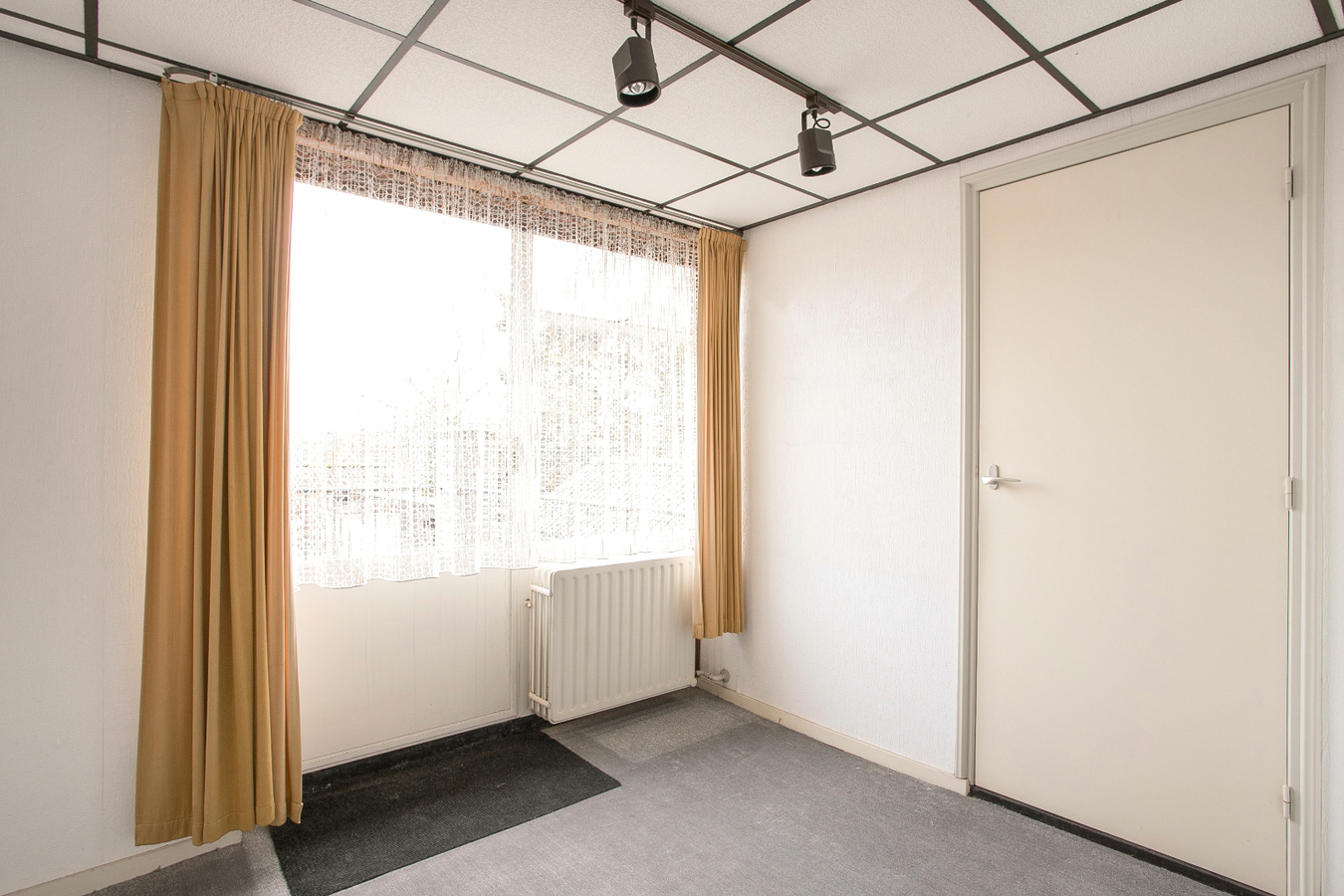 Vrijstaande eengezinswoning met garage en carport. 