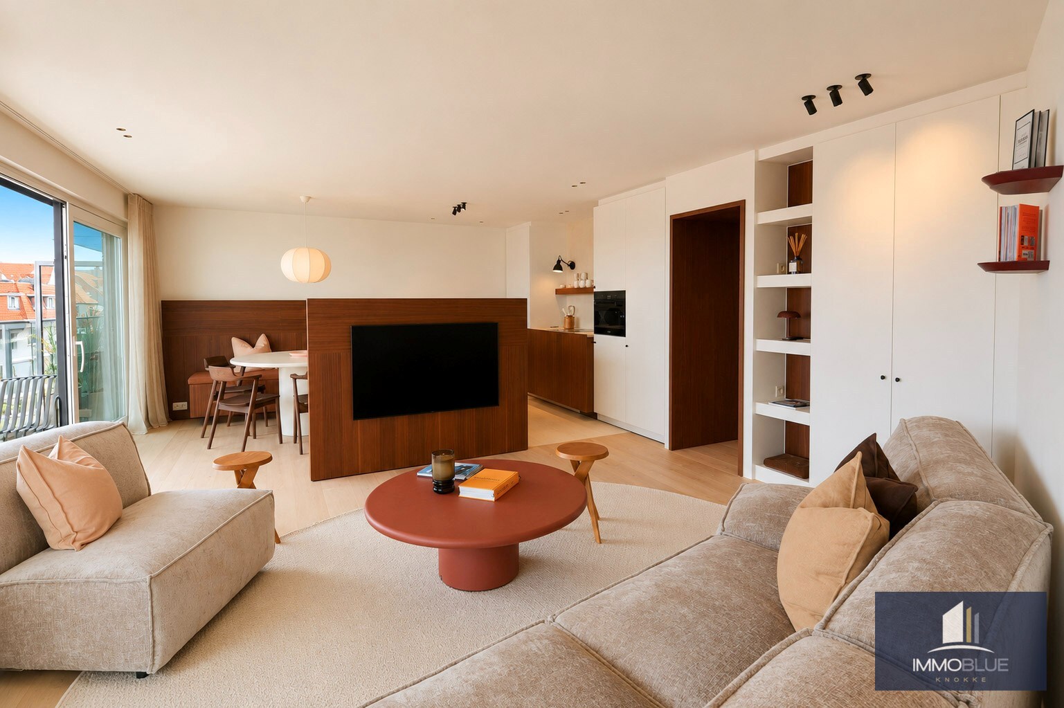 Appartement prestigieux entièrement rénové et fini avec des matériaux de haute qualité, situé à proximité de la place du Triangle. 