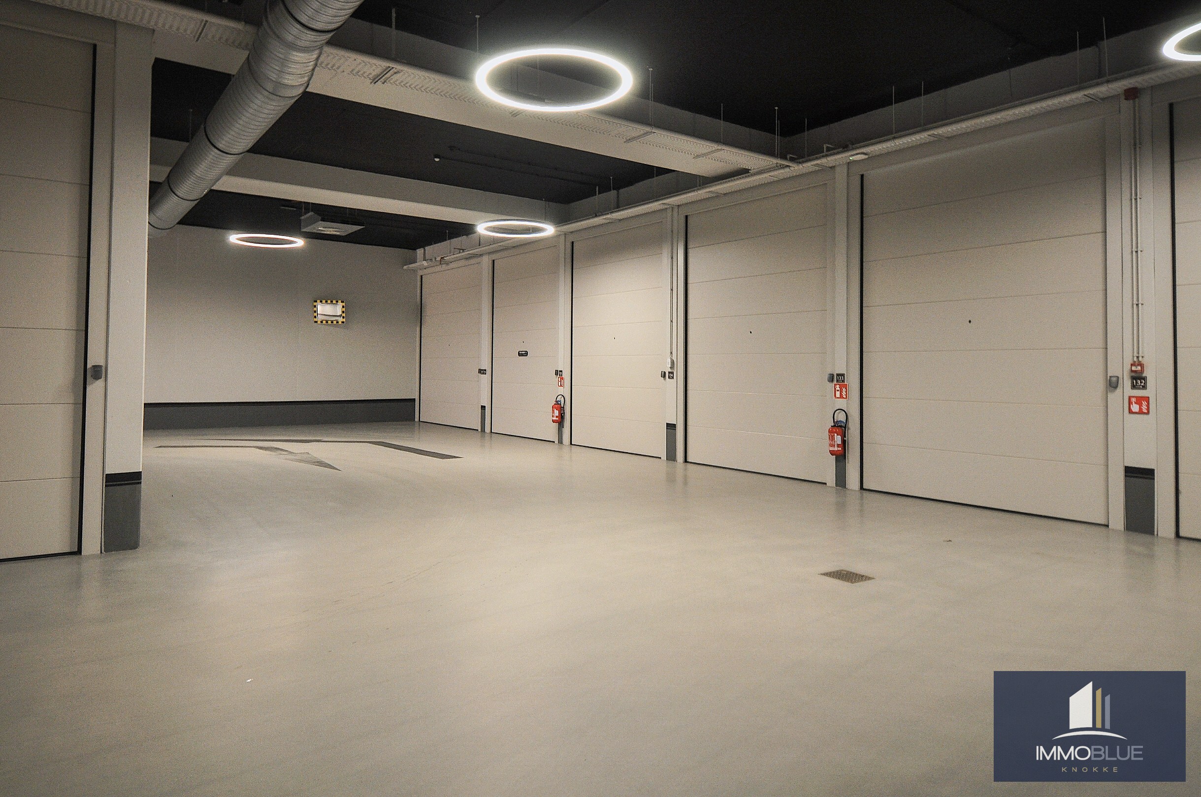 Zeer ruime garagebox van ongeveer 23m² gelegen in het zoute. 