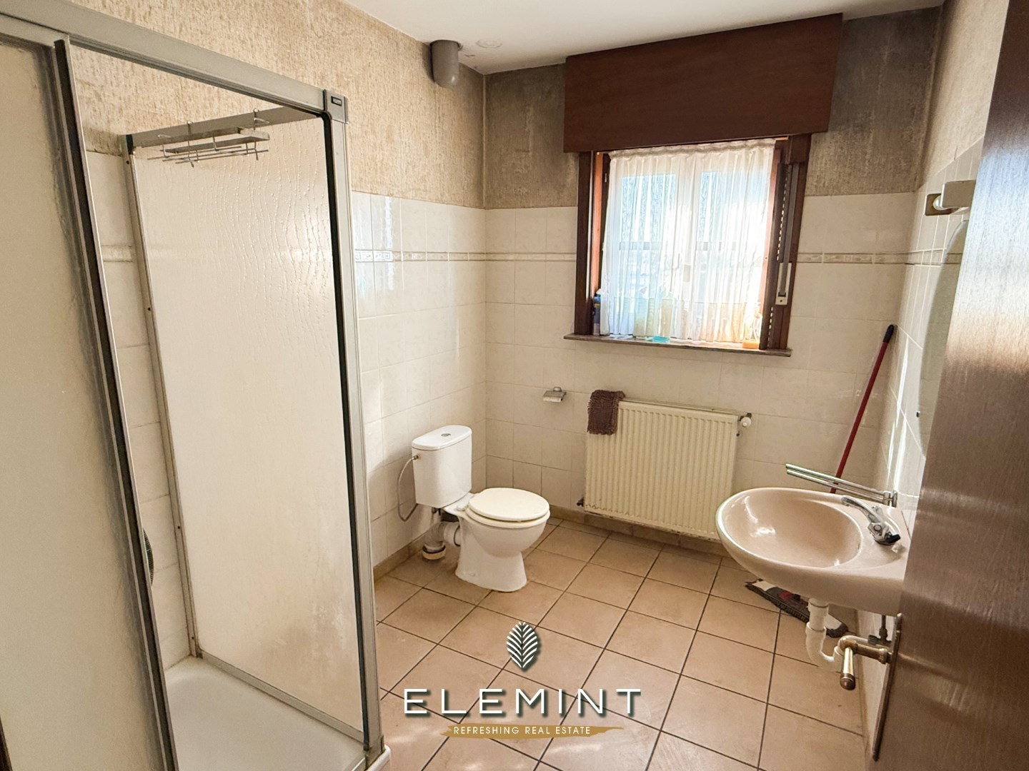 Heel ruim halfopen bebouwing met 4 slaapkamers en garage 