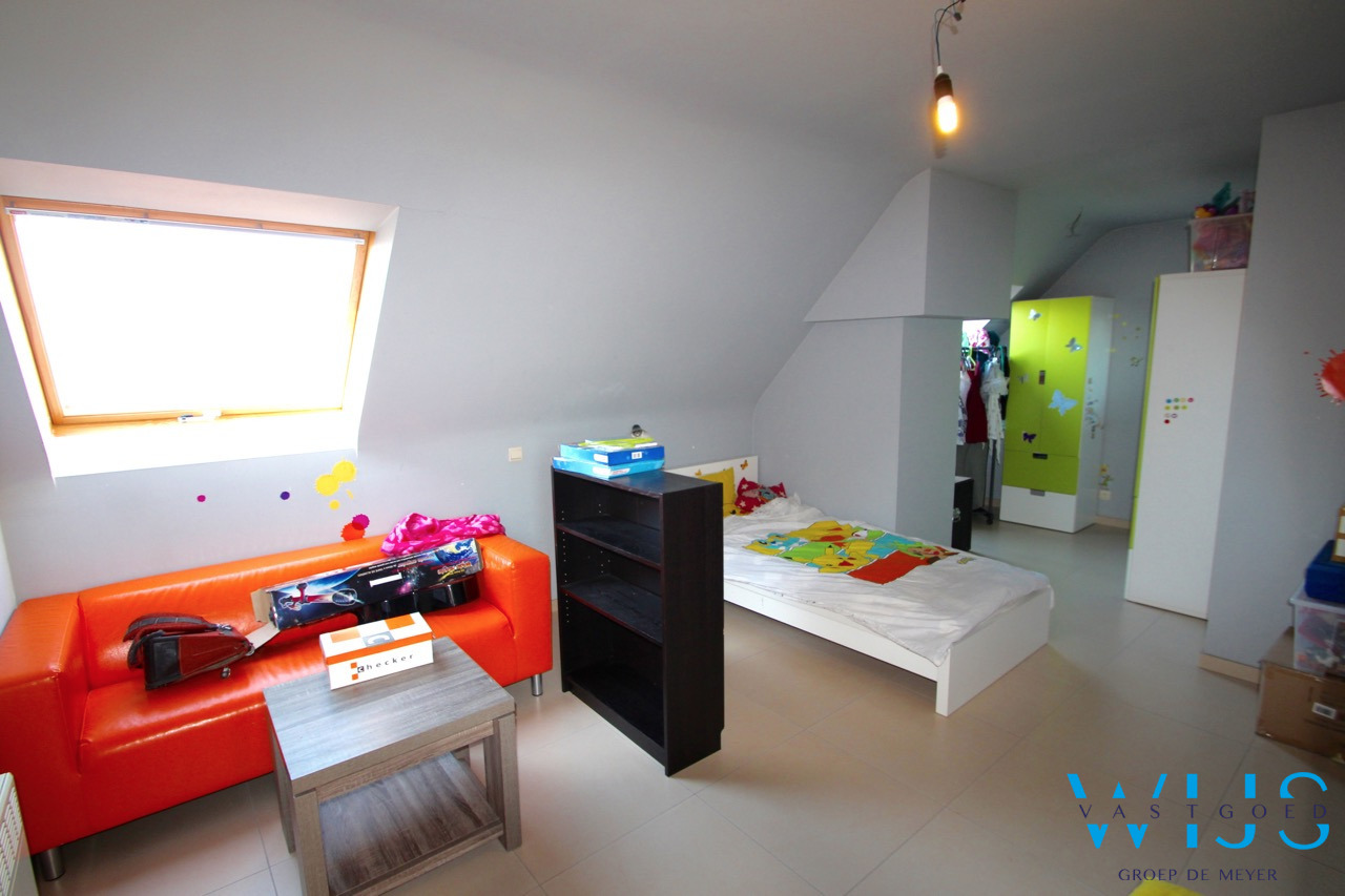 Lichtrijk dakappartement met aparte vrijstaande garage 