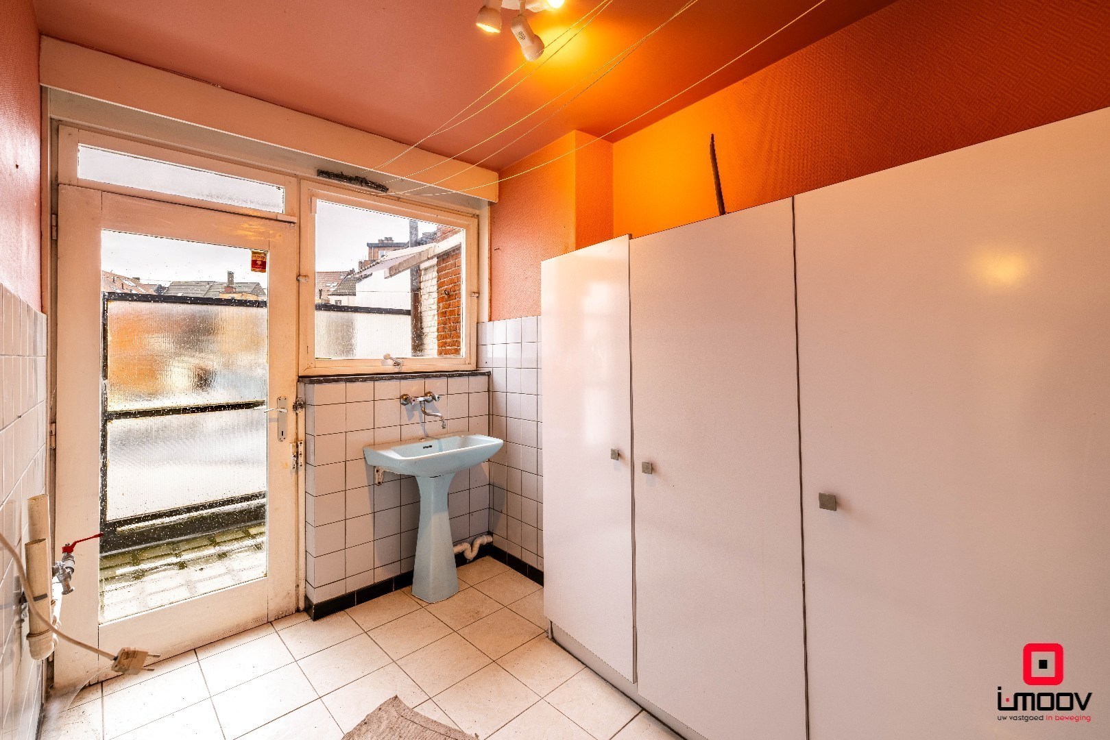 Ruime te renoveren stadswoning met garage en vier slaapkamers in de stationswijk 