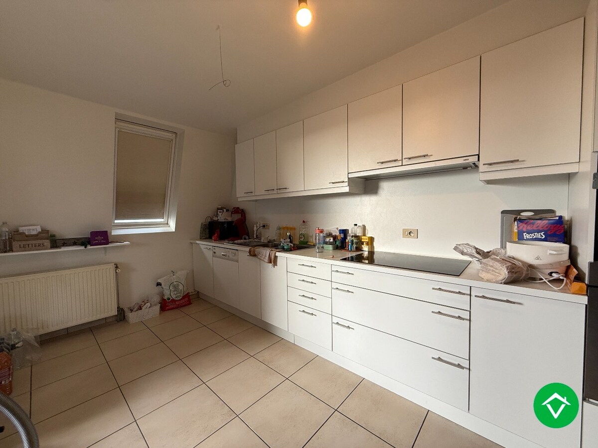 Instapklaar dakappartement met 4 slaapkamers met 2 terrassen en autostaanplaats te Roeselare 