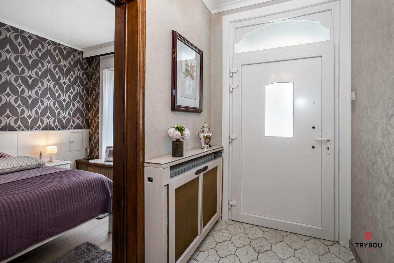 Centraal gelegen, halfopen woning met grote goed onderhouden tuin 