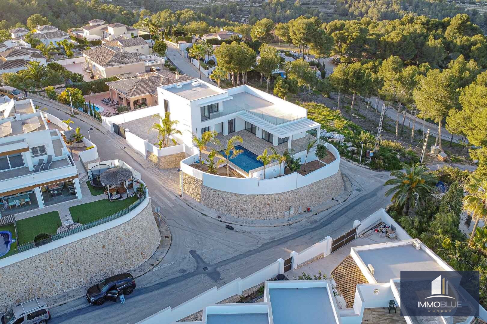 Villa nouvellement construite avec une orientation sud parfaite dans le cadre verdoyant de Moraira; 