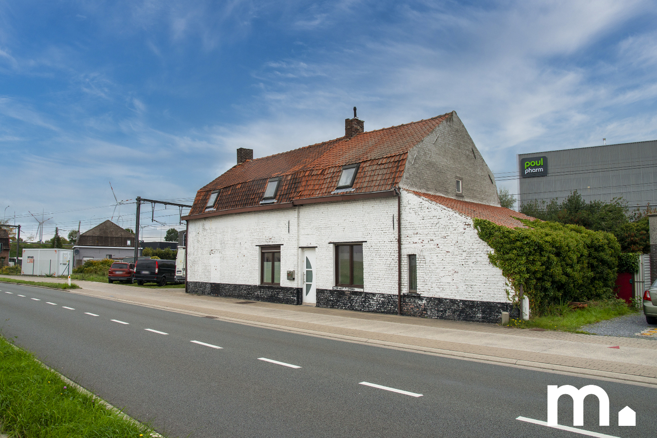 Centraal gelegen woning met ruime garage/opslagplaats te Izegem ! 