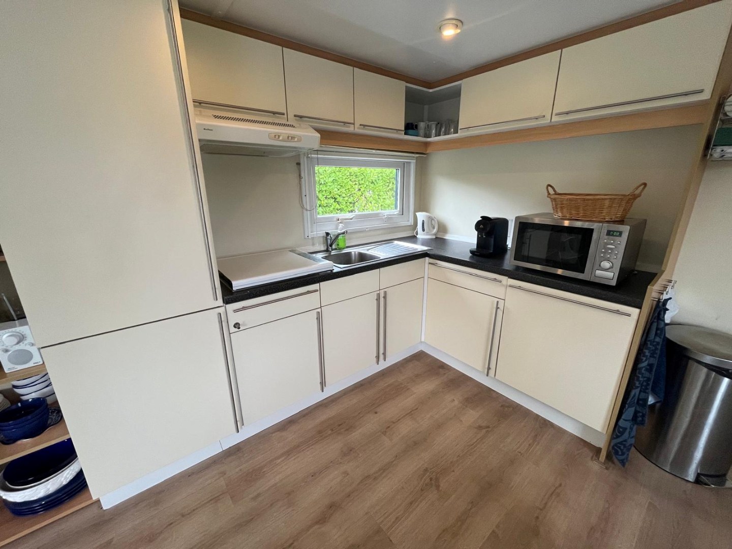 Leuke chalet (1999) met apart gastenverblijf, berging en royale tuin, op loopafstand van het Veerse Meer te koop! 