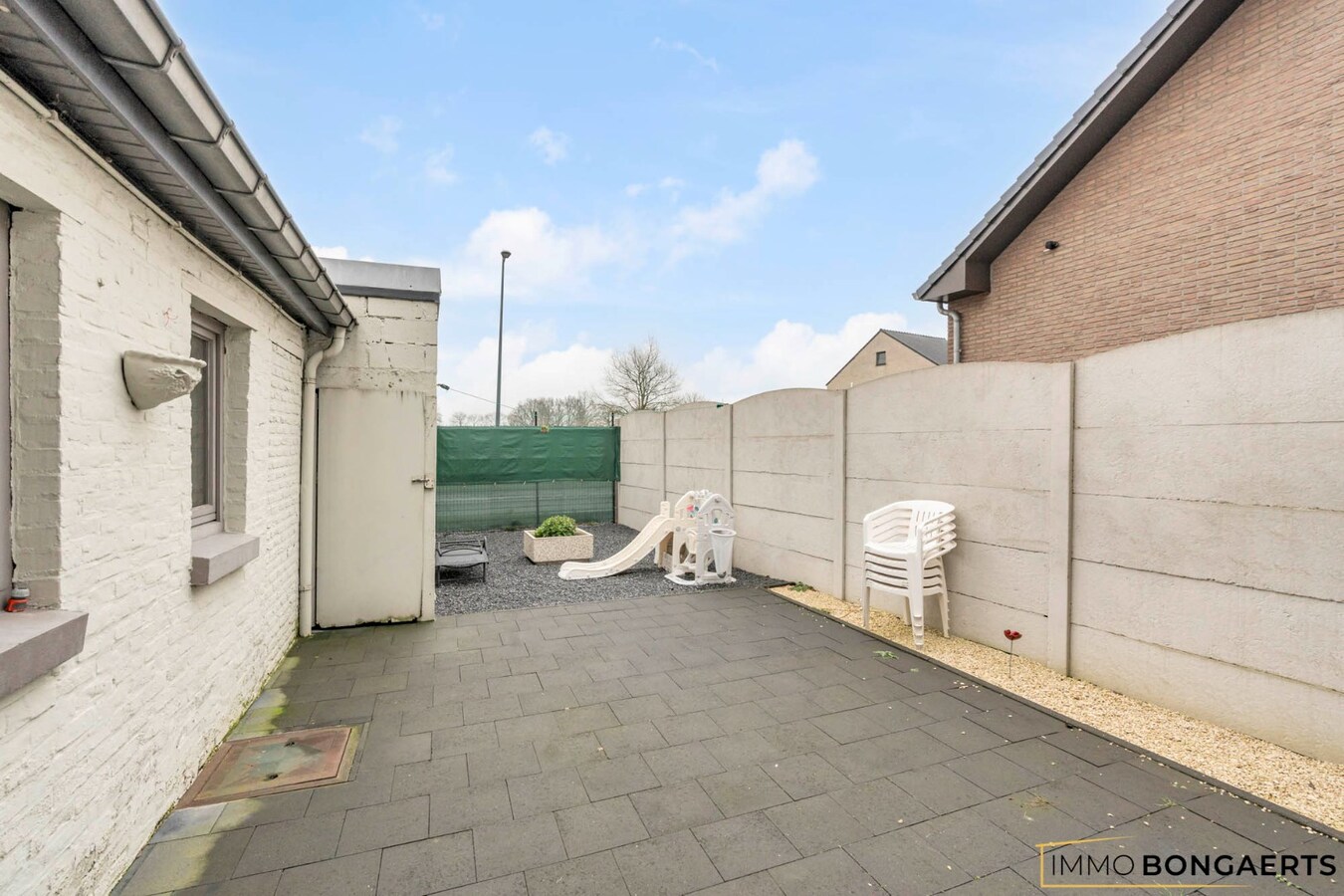Instapklare woning met  garage en twee slaapkamers in Maasmechelen 